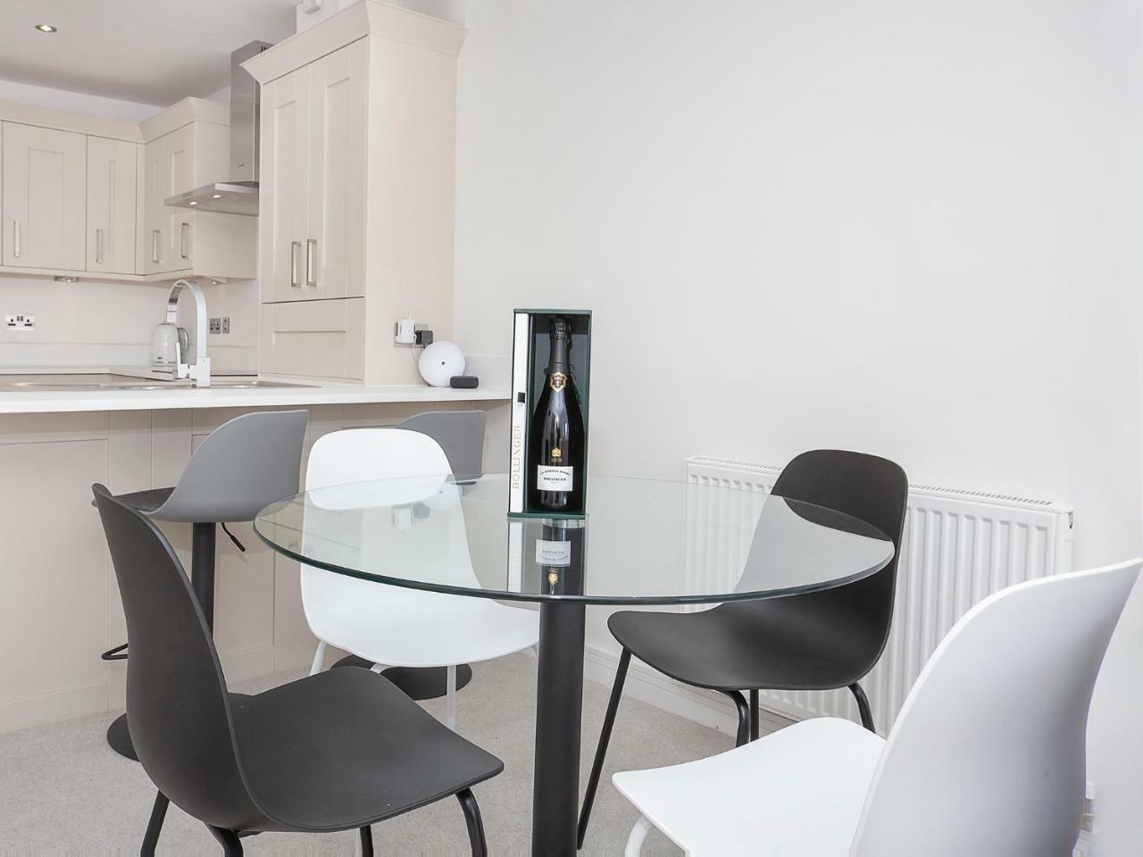 White House Apartments-Free Parking 1 Car Per Apartment York Exterior photo