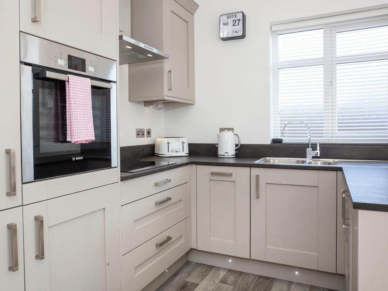 White House Apartments-Free Parking 1 Car Per Apartment York Exterior photo